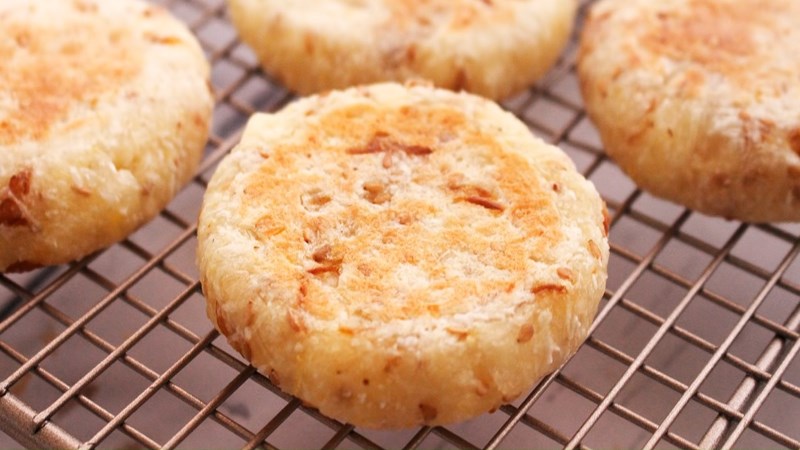 L&agrave;m m&oacute;n b&aacute;nh bằng chảo chống d&iacute;nh