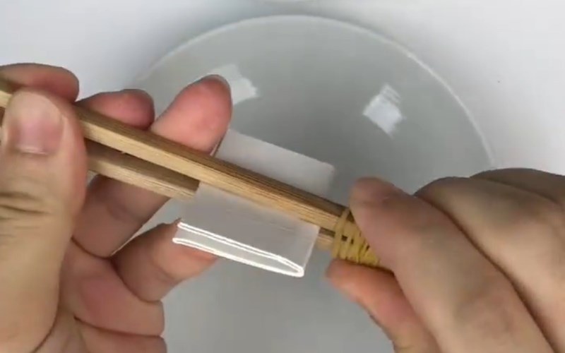 Dùng đũa để chế kẹp tách vỏ hạt dưa