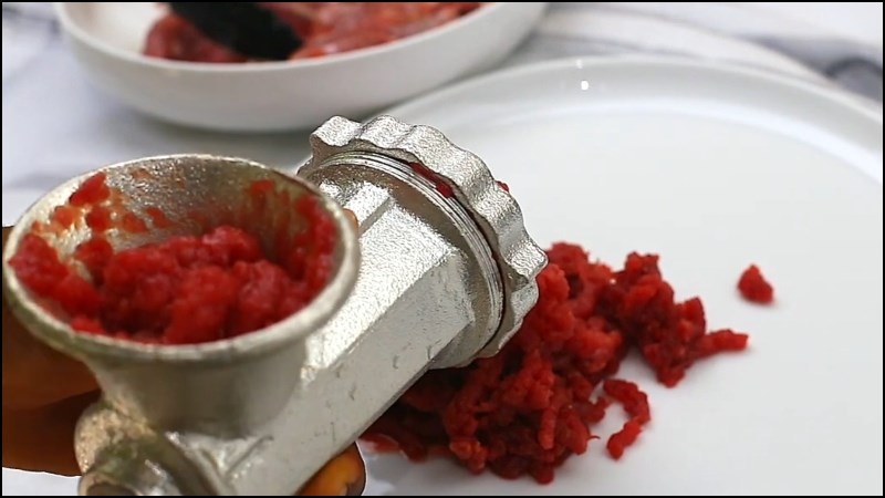 Sử dụng cối xay thịt