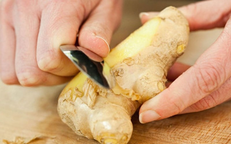 Lột vỏ gừng bằng muỗng