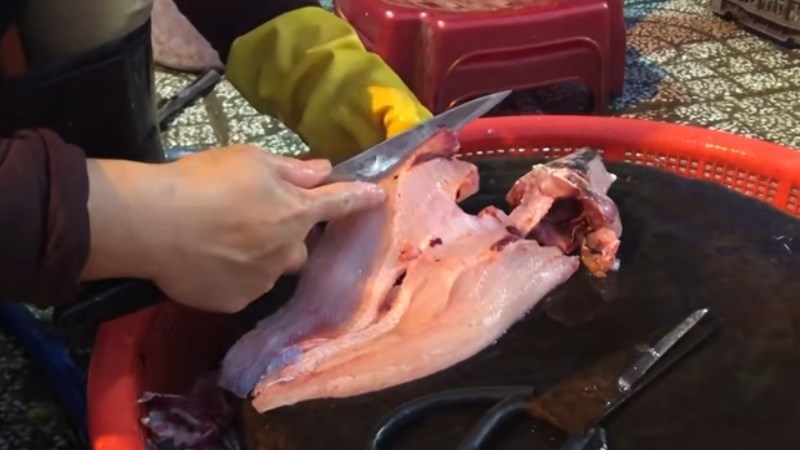 Cách rút xương cá lóc bằng kéo và dao