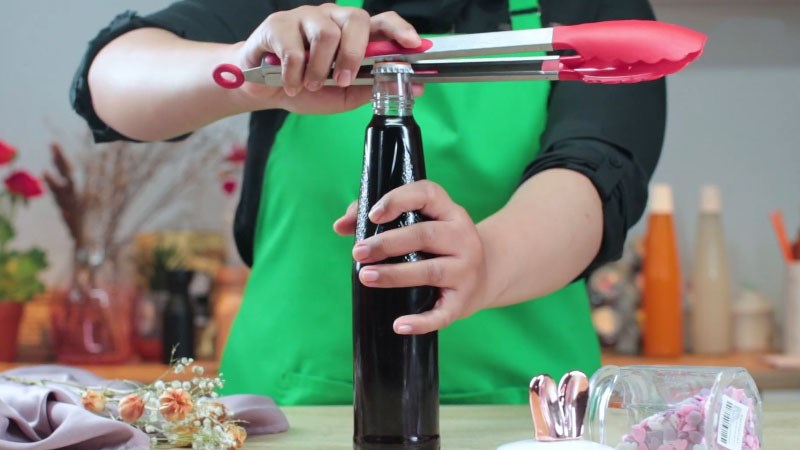 Khui nắp chai