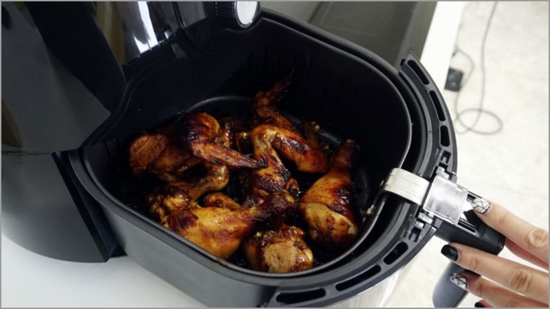 N&ecirc;n cắt nhỏ v&agrave; tẩm ướp thịt trước khi chi&ecirc;n