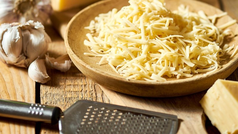 Cạo chocolate v&agrave; ph&ocirc; mai bằng dao b&agrave;o