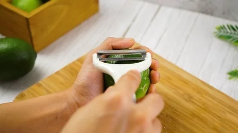 Gọt vỏ trang tr&iacute; cocktail bằng dao b&agrave;o