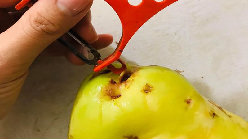 Lấy mắt khoai t&acirc;y bằng dụng cụ nạo rau củ