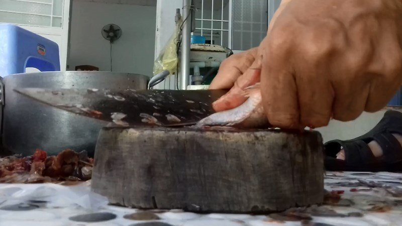 Đánh vẩy cá rô đồng bằng dao