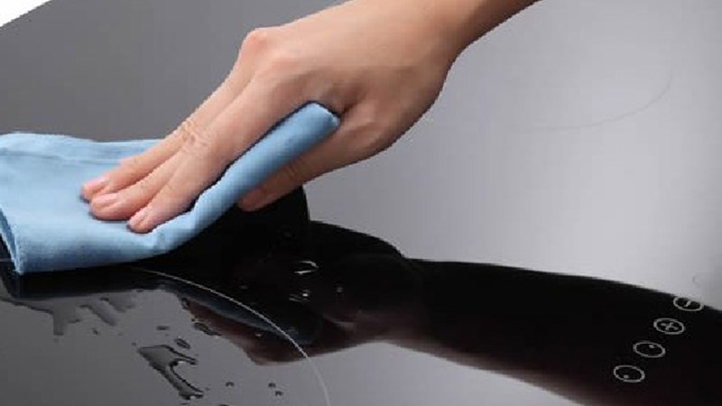 Những lưu &yacute; khi vệ sinh bếp hồng ngoại, gi&uacute;p bếp bền l&acirc;u