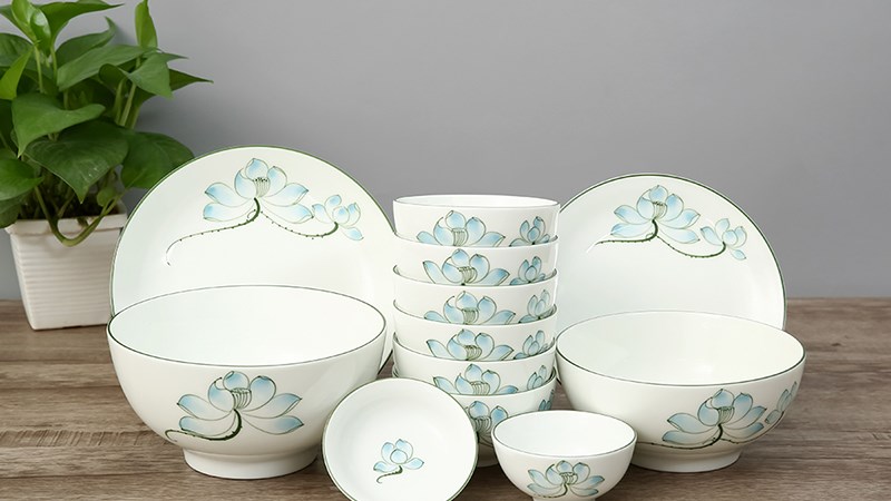 Ch&eacute;n, dĩa đựng thức ăn