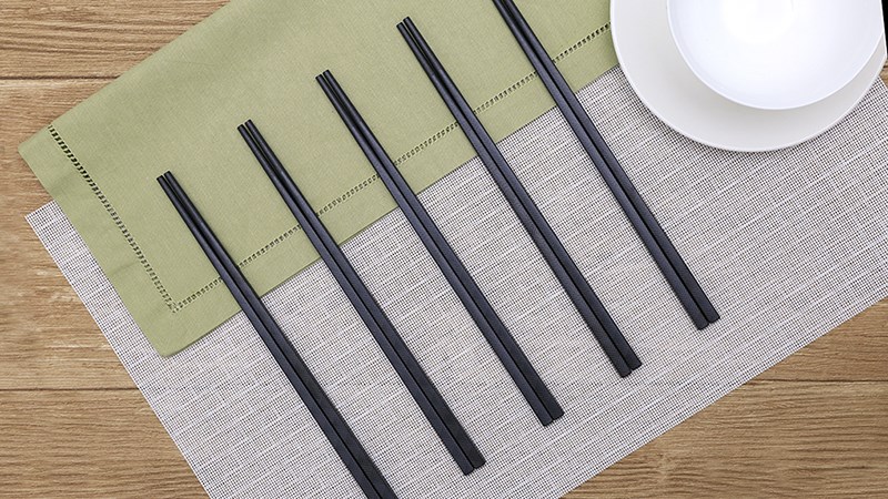 Đũa hoặc dụng cụ gắp thức ăn