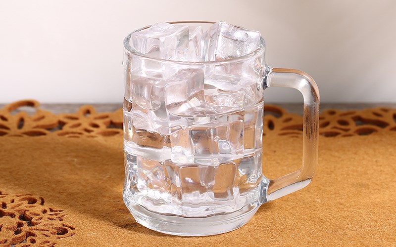 Ly uống nước hoặc uống bia