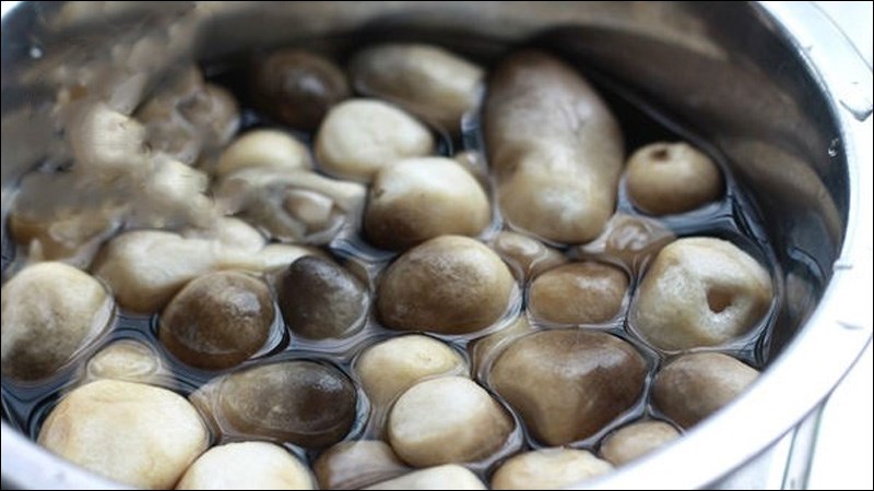 Ng&acirc;m nấm với nước chanh