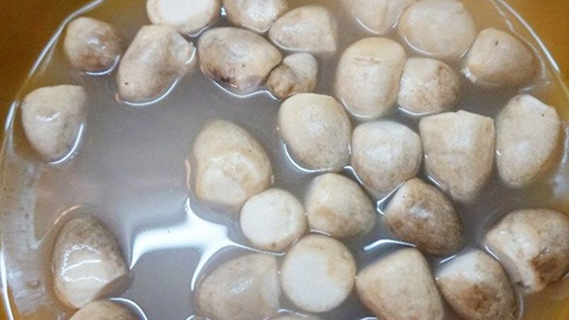 Rửa nấm bằng nước lạnh