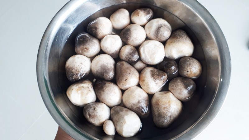 Rửa sạch nấm rơm và để ráo