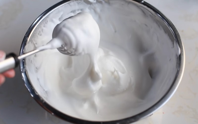 Đ&aacute;nh trứng bằng phới lồng