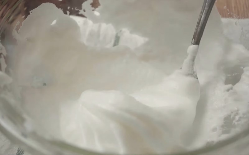 Đ&aacute;nh trứng bằng muỗng hoặc nĩa