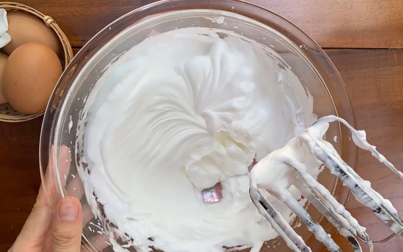 Đ&aacute;nh b&ocirc;ng l&ograve;ng trắng bằng m&aacute;y đ&aacute;nh trứng