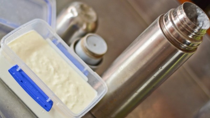 D&ugrave;ng b&igrave;nh giữ nhiệt l&agrave;m sữa chua