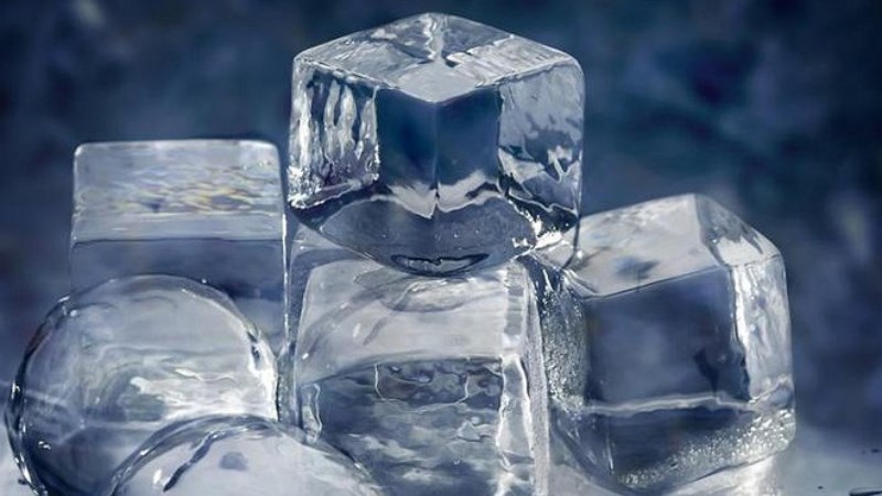 D&ugrave;ng b&igrave;nh giữ nhiệt đựng đ&aacute;