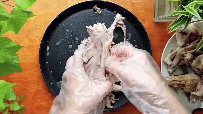 C&aacute;ch r&uacute;t xương vịt đ&atilde; luộc