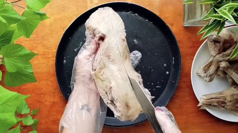 C&aacute;ch r&uacute;t xương vịt đ&atilde; luộc