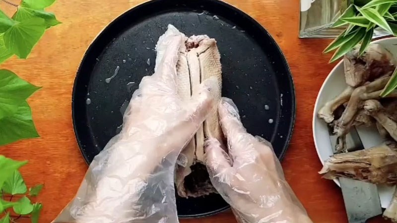 C&aacute;ch r&uacute;t xương vịt đ&atilde; luộc