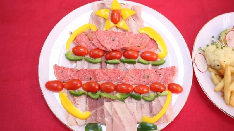 D&ugrave;ng đĩa tr&ograve;n to cho m&oacute;n thịt nguội