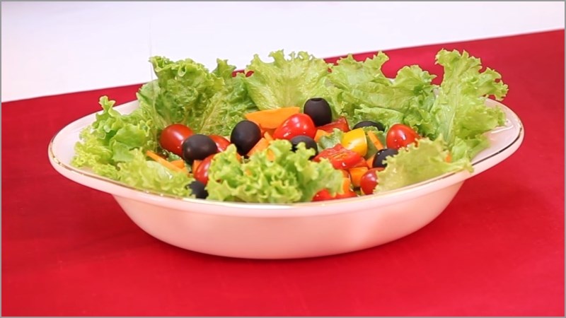 D&ugrave;ng b&aacute;t thuyền cho m&oacute;n salad