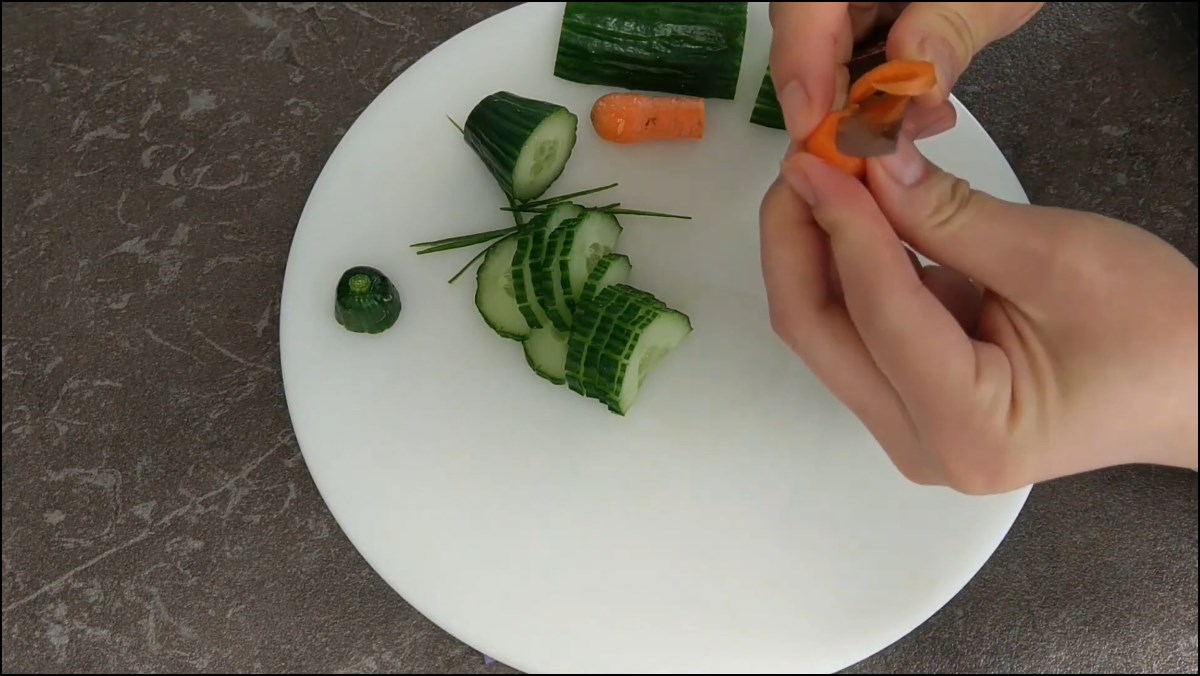 Gọt và cắt cà rốt