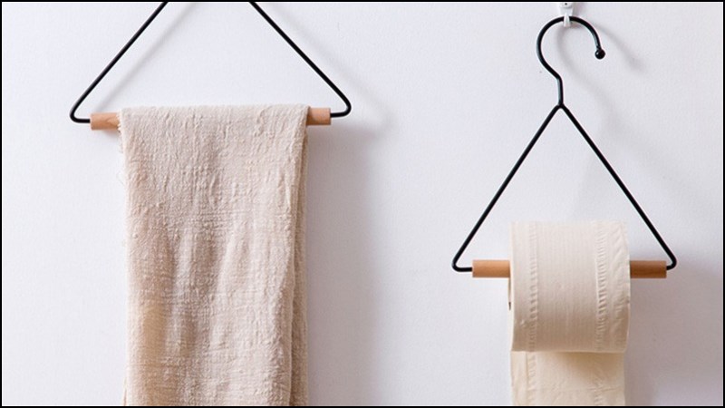 Dùng móc treo quần áo để làm giá treo giấy cuộn