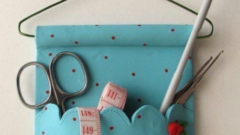 Dùng móc treo quần áo để làm bảng treo phụ kiện may mặc