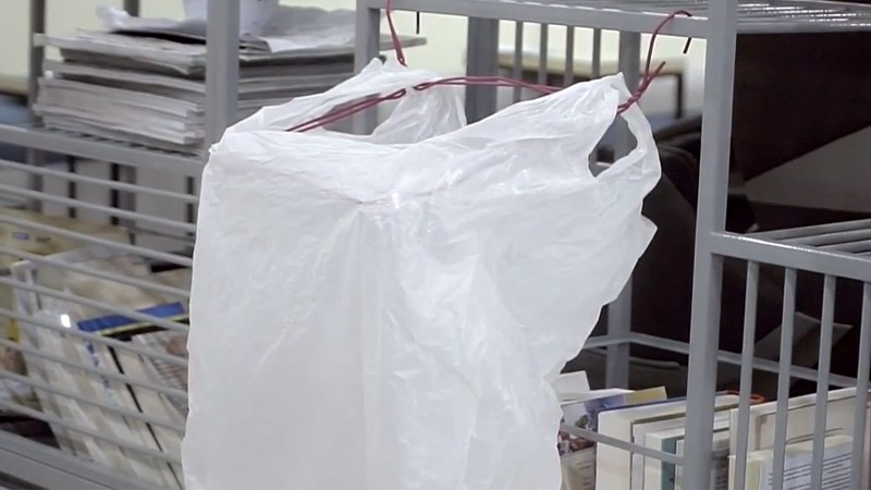 Dùng móc treo quần áo để làm giá túi đựng rác