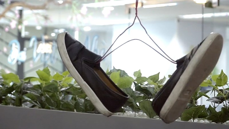 Dùng móc treo quần áo để làm đồ phơi giày