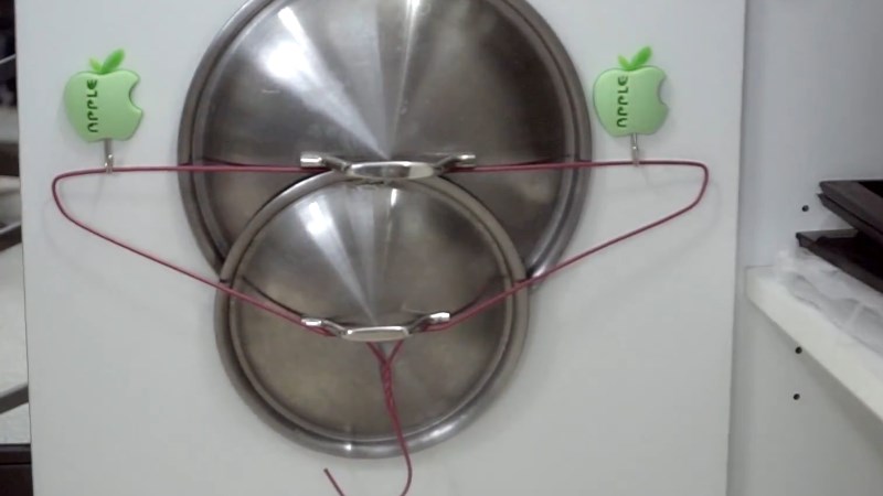 Dùng móc treo quần áo để treo vung nồi