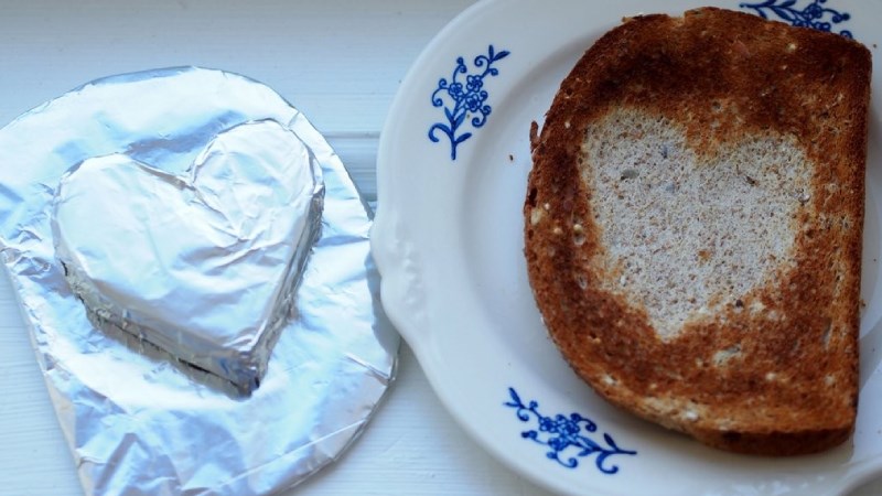 D&ugrave;ng giấy bạc để tạo h&igrave;nh trang tr&iacute; tr&ecirc;n b&aacute;nh m&igrave; nướng