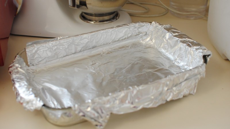 D&ugrave;ng giấy bạc để l&agrave;m chảo nướng