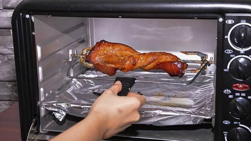 D&ugrave;ng giấy bạc để ngăn nước chảy từ c&aacute;c nồi thức ăn được nướng trong l&ograve; nướng