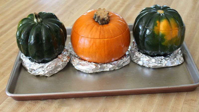 D&ugrave;ng giấy bạc để l&agrave;m đế cố định c&aacute;c loại rau củ quả h&igrave;nh tr&ograve;n