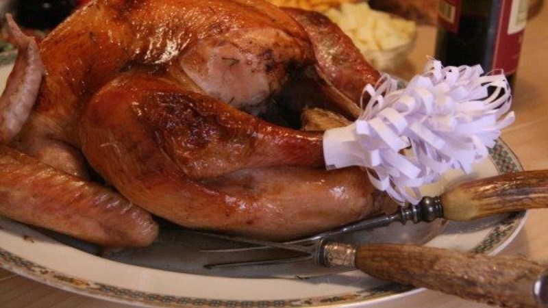 D&ugrave;ng giấy bạc để trang tr&iacute; đường diềm xếp trong m&oacute;n ăn