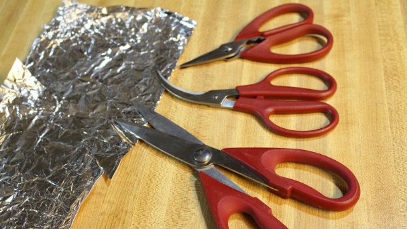 D&ugrave;ng giấy bạc để m&agrave;i k&eacute;o