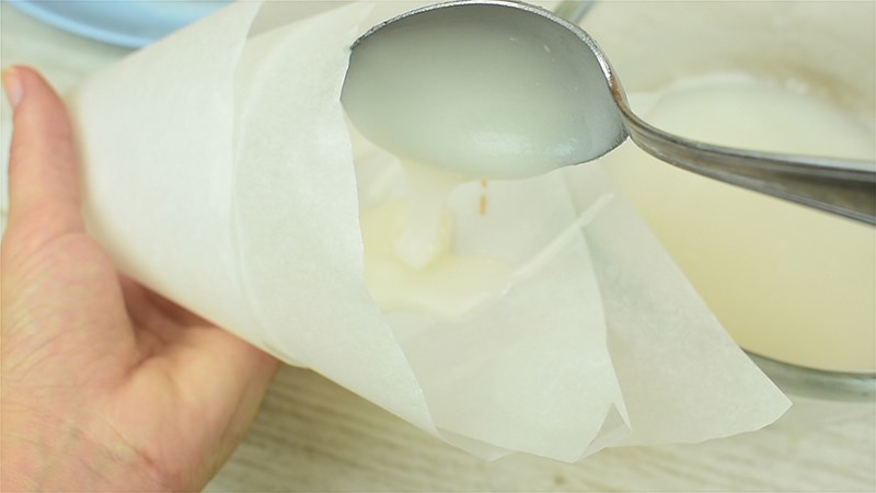 Cách cho kem tươi vào túi đựng kem