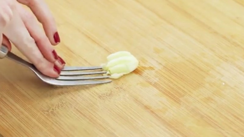 Băm tỏi bằng nĩa