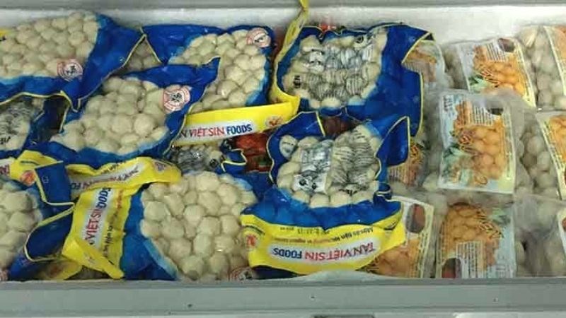 Bảo quản c&aacute; vi&ecirc;n chi&ecirc;n trong tủ đ&ocirc;ng