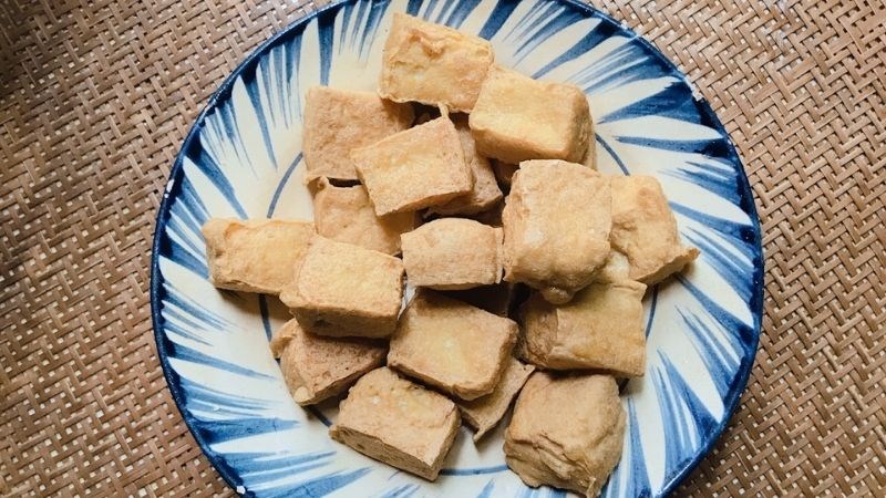 Bảo quản đậu hũ chi&ecirc;n trong ngăn m&aacute;t tủ lạnh