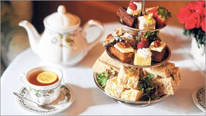 Bước 2: Trải khăn trải bàn