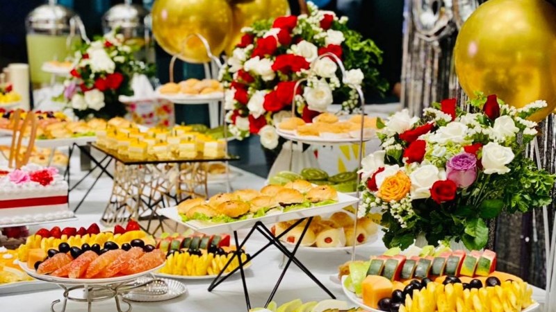 Bước 9: Trang trí thêm để bàn tiệc thêm đẹp