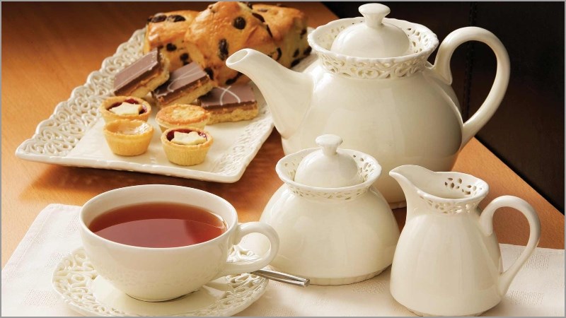 Bước 6: Sắp xếp tách trà và đĩa