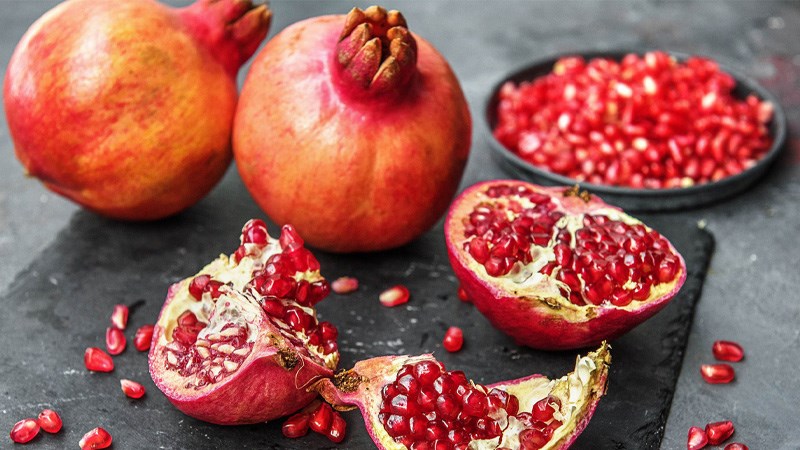 Chọn lựu ngon th&ocirc;ng qua h&igrave;nh d&aacute;ng