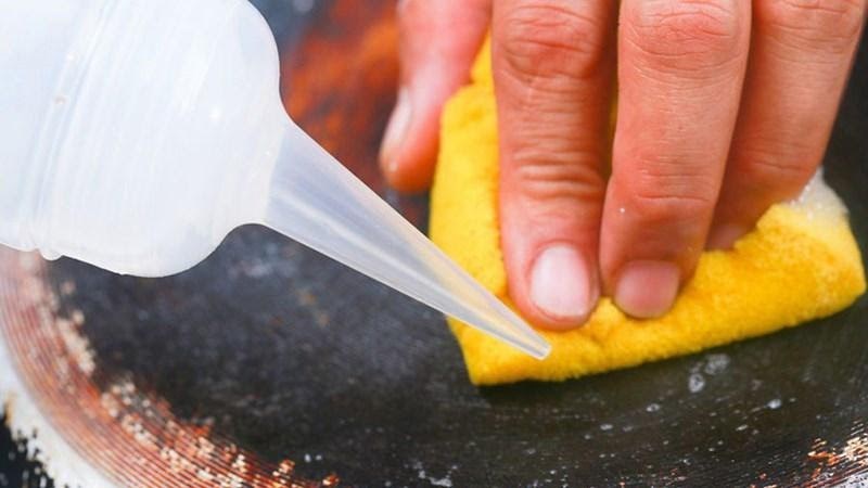 Combine dishwashing liquid, baking soda, and vinegar