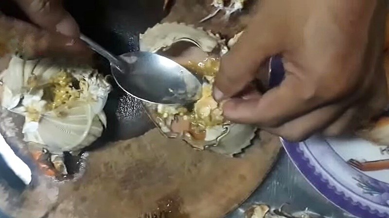 Cách lấy thịt cua bằng muỗng